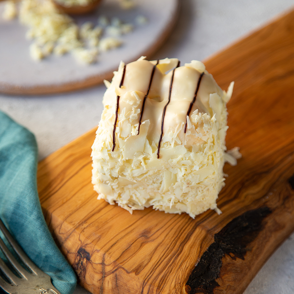 Profiterollü Beyaz Çikolatalı Pasta